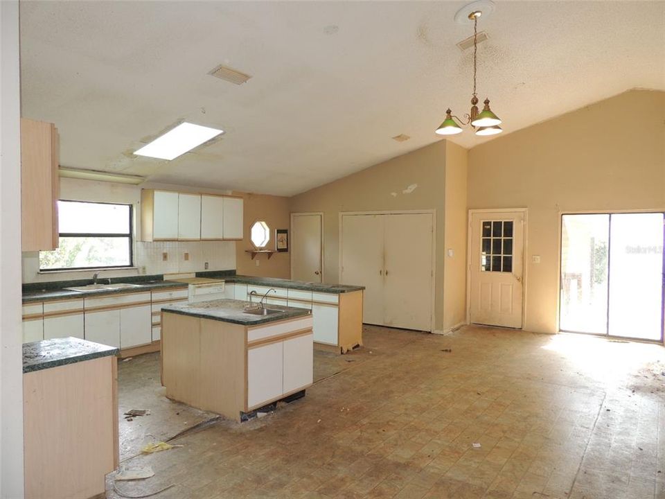 Activo con contrato: $310,000 (5 camas, 3 baños, 2850 Pies cuadrados)