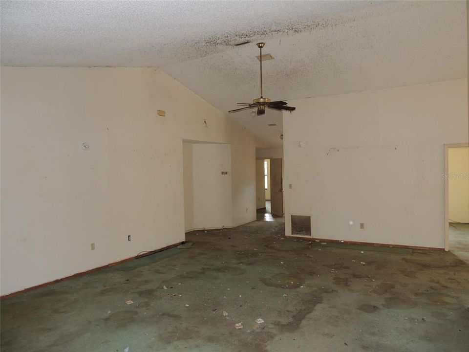 Activo con contrato: $310,000 (5 camas, 3 baños, 2850 Pies cuadrados)