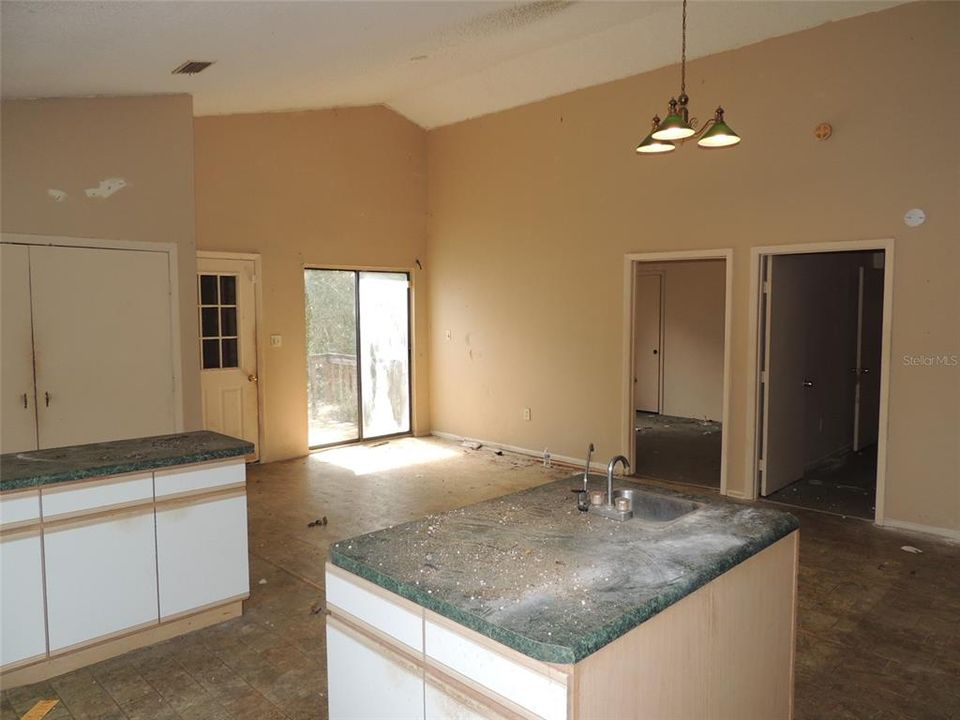 Activo con contrato: $310,000 (5 camas, 3 baños, 2850 Pies cuadrados)