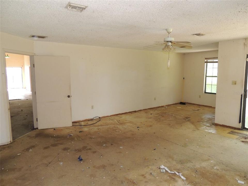 Activo con contrato: $310,000 (5 camas, 3 baños, 2850 Pies cuadrados)