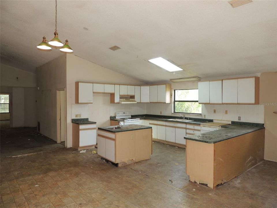 Activo con contrato: $310,000 (5 camas, 3 baños, 2850 Pies cuadrados)