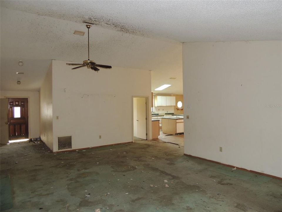 Activo con contrato: $310,000 (5 camas, 3 baños, 2850 Pies cuadrados)