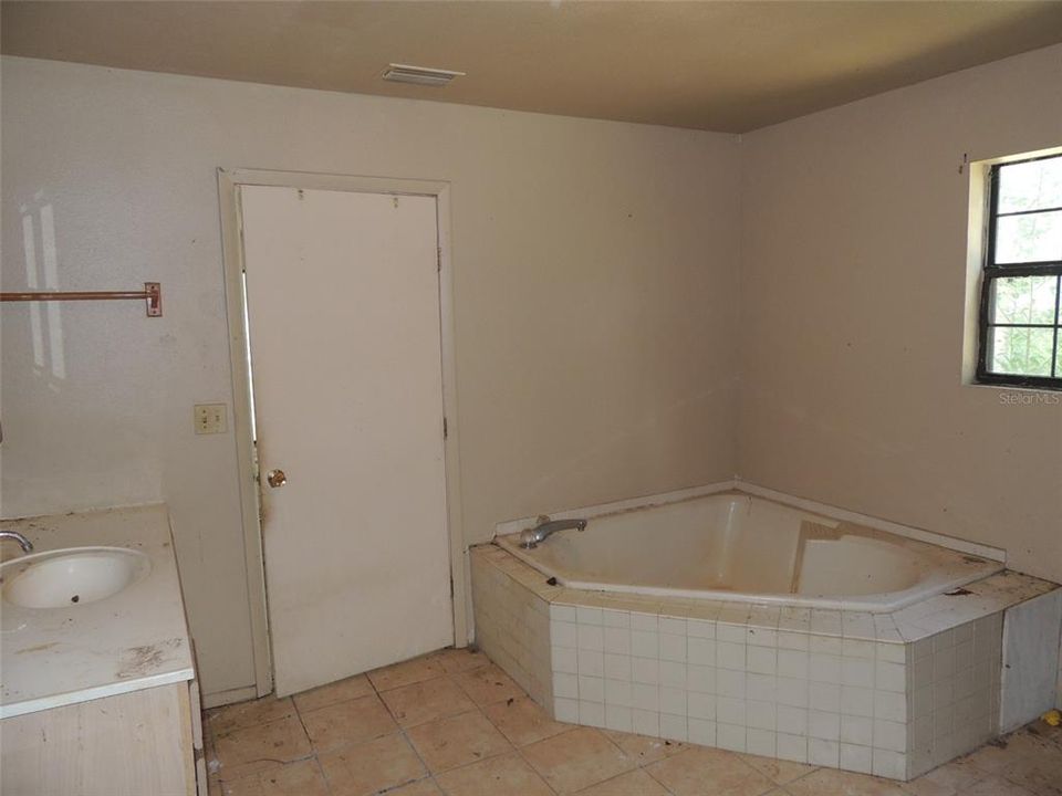 Activo con contrato: $310,000 (5 camas, 3 baños, 2850 Pies cuadrados)