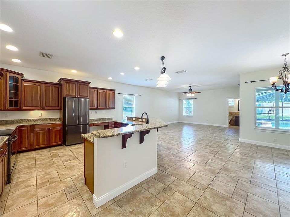 Activo con contrato: $635,000 (6 camas, 4 baños, 3338 Pies cuadrados)