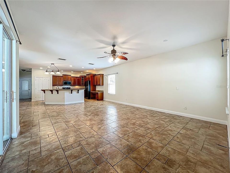 Activo con contrato: $635,000 (6 camas, 4 baños, 3338 Pies cuadrados)