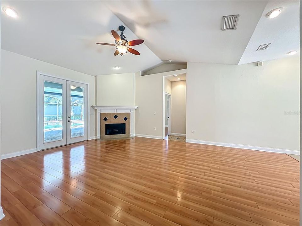 Activo con contrato: $635,000 (6 camas, 4 baños, 3338 Pies cuadrados)