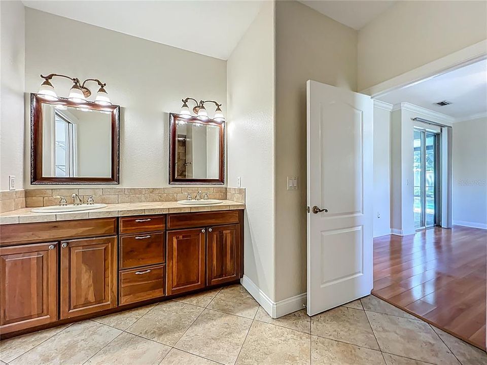 Activo con contrato: $635,000 (6 camas, 4 baños, 3338 Pies cuadrados)