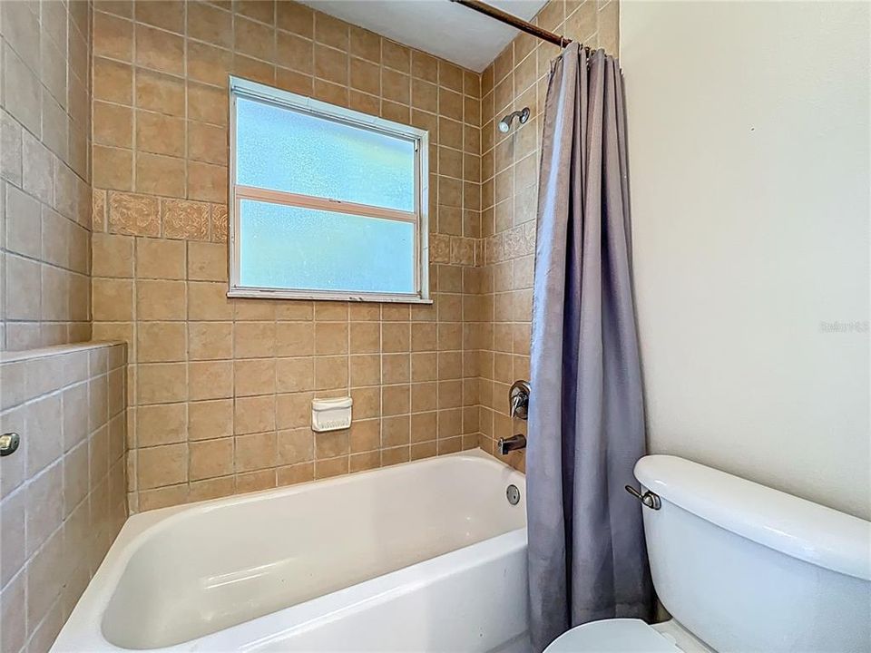 Activo con contrato: $635,000 (6 camas, 4 baños, 3338 Pies cuadrados)