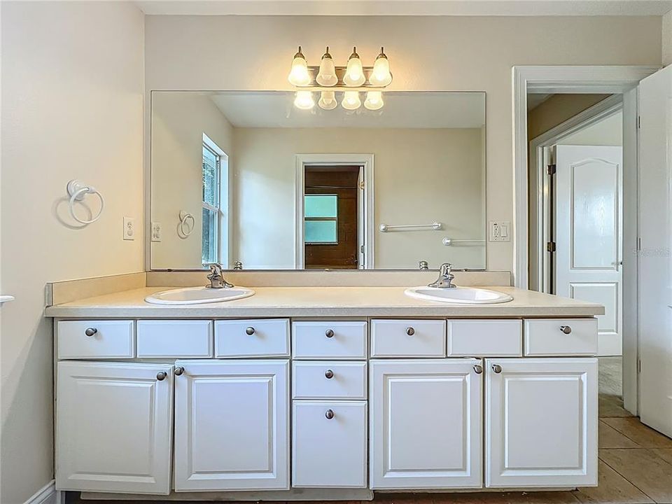 Activo con contrato: $635,000 (6 camas, 4 baños, 3338 Pies cuadrados)