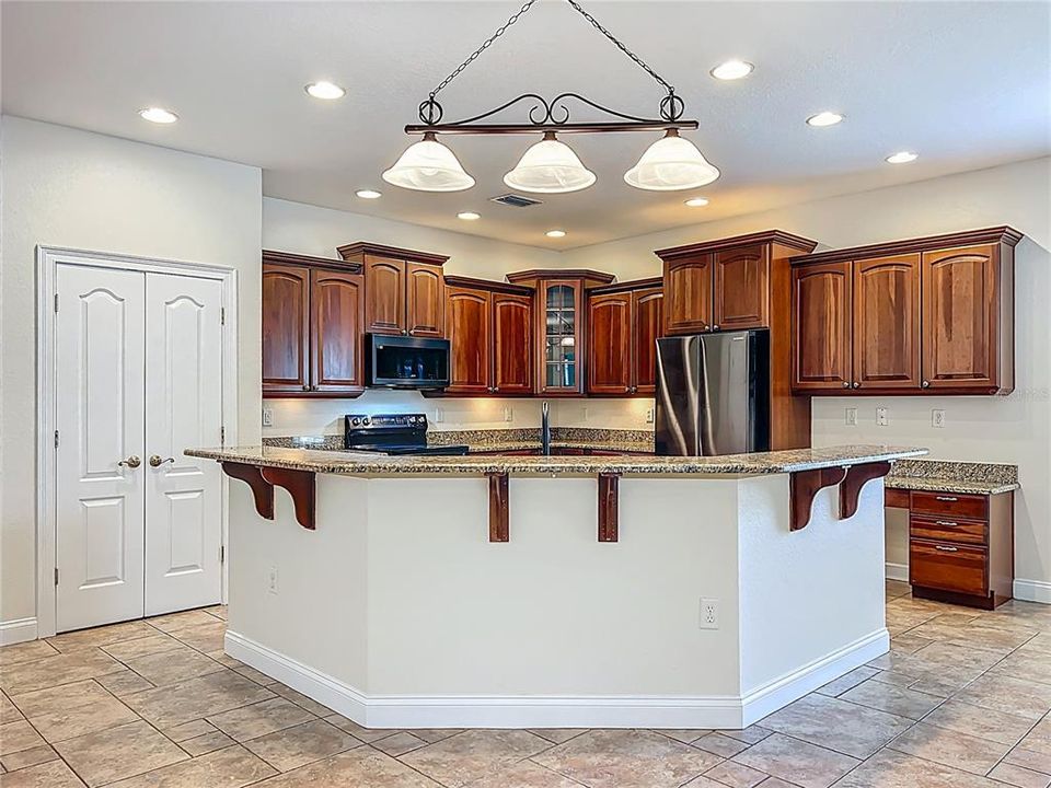 Activo con contrato: $635,000 (6 camas, 4 baños, 3338 Pies cuadrados)