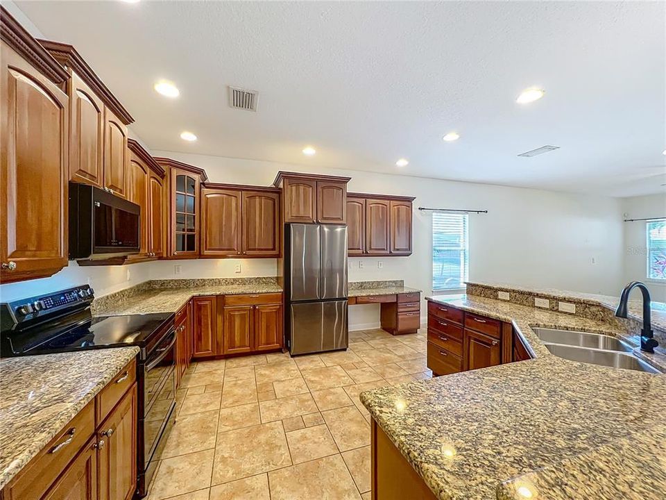 Activo con contrato: $635,000 (6 camas, 4 baños, 3338 Pies cuadrados)