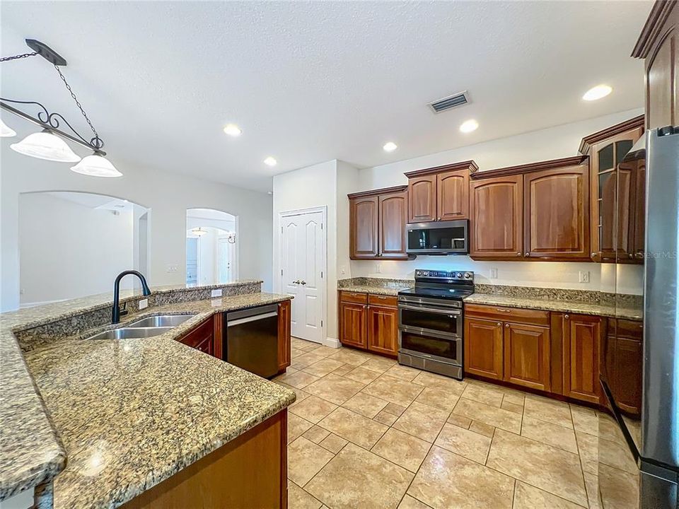 Activo con contrato: $635,000 (6 camas, 4 baños, 3338 Pies cuadrados)