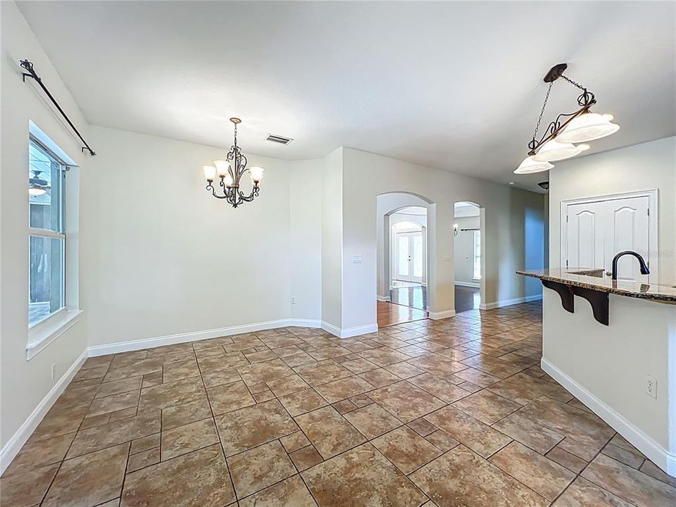 Activo con contrato: $635,000 (6 camas, 4 baños, 3338 Pies cuadrados)