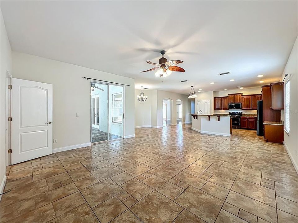 Activo con contrato: $635,000 (6 camas, 4 baños, 3338 Pies cuadrados)