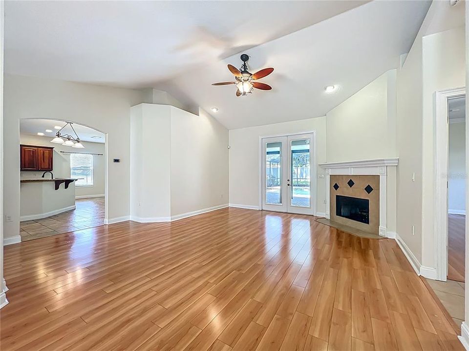 Activo con contrato: $635,000 (6 camas, 4 baños, 3338 Pies cuadrados)