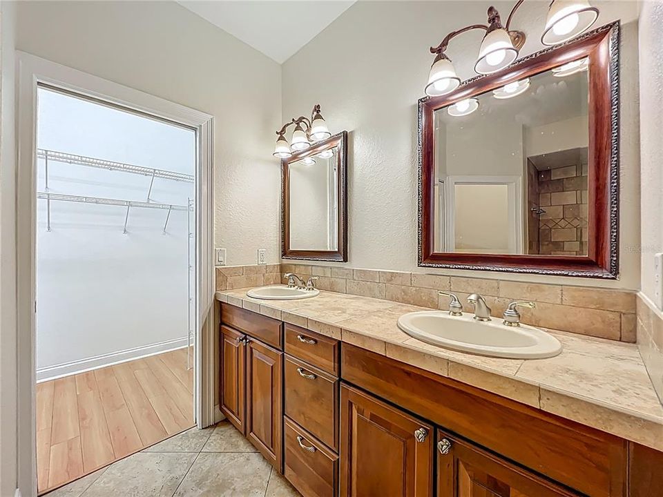 Activo con contrato: $635,000 (6 camas, 4 baños, 3338 Pies cuadrados)