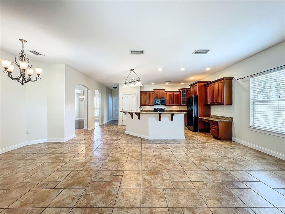 Activo con contrato: $635,000 (6 camas, 4 baños, 3338 Pies cuadrados)