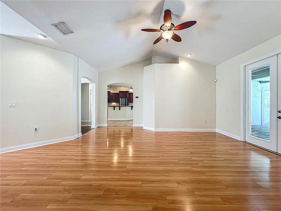 Activo con contrato: $635,000 (6 camas, 4 baños, 3338 Pies cuadrados)