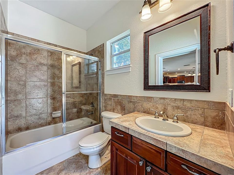 Activo con contrato: $635,000 (6 camas, 4 baños, 3338 Pies cuadrados)