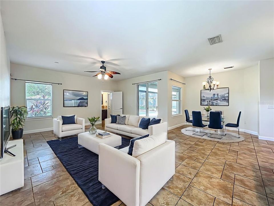 Activo con contrato: $635,000 (6 camas, 4 baños, 3338 Pies cuadrados)