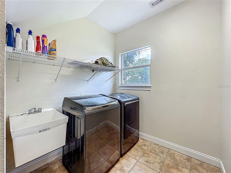 Activo con contrato: $635,000 (6 camas, 4 baños, 3338 Pies cuadrados)