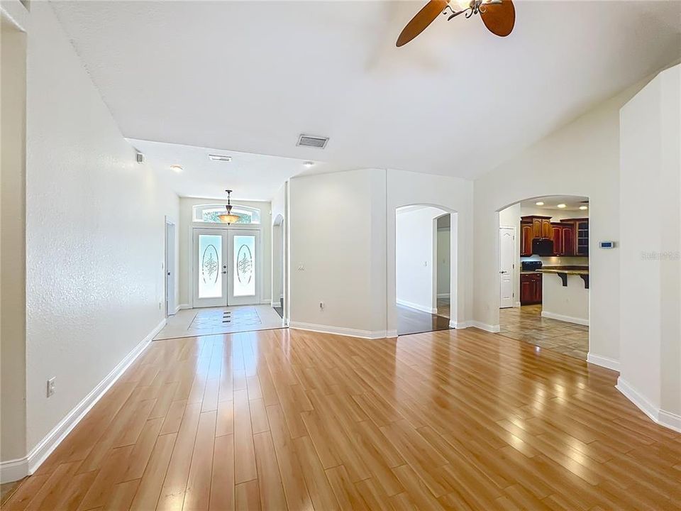 Activo con contrato: $635,000 (6 camas, 4 baños, 3338 Pies cuadrados)