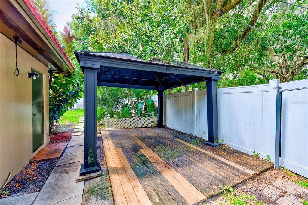 Под контрактом: $299,000 (3 спален, 1 ванн, 1568 Квадратных фут)