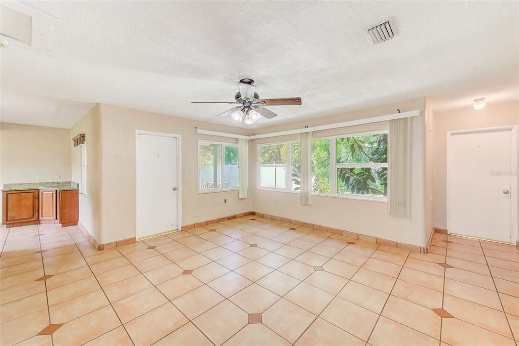 Под контрактом: $299,000 (3 спален, 1 ванн, 1568 Квадратных фут)