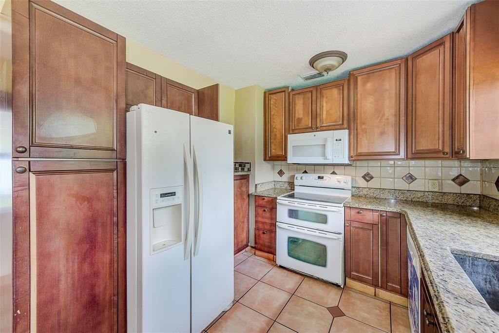 Под контрактом: $299,000 (3 спален, 1 ванн, 1568 Квадратных фут)