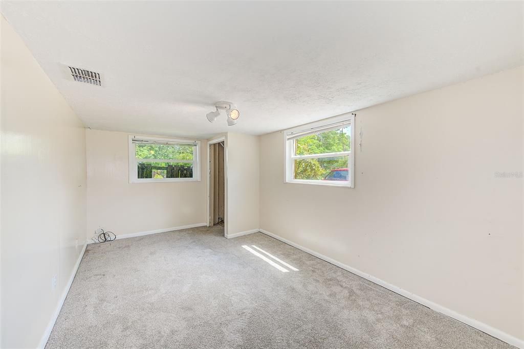 Под контрактом: $299,000 (3 спален, 1 ванн, 1568 Квадратных фут)