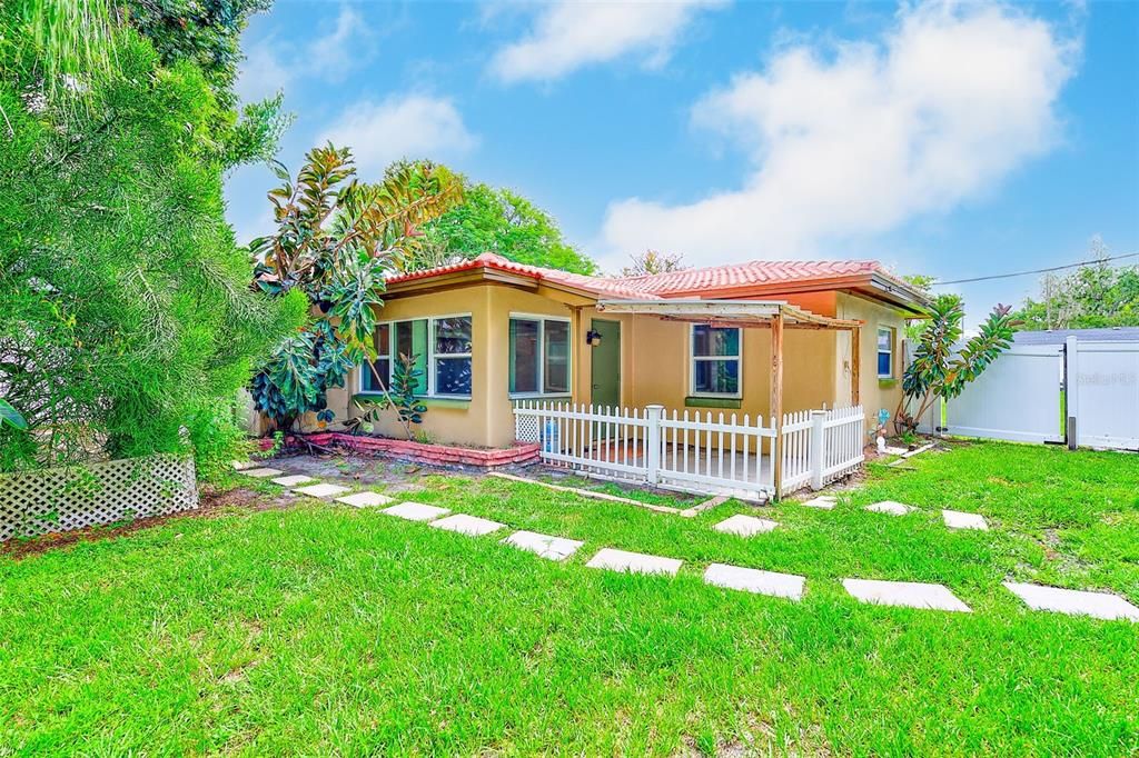 Под контрактом: $299,000 (3 спален, 1 ванн, 1568 Квадратных фут)