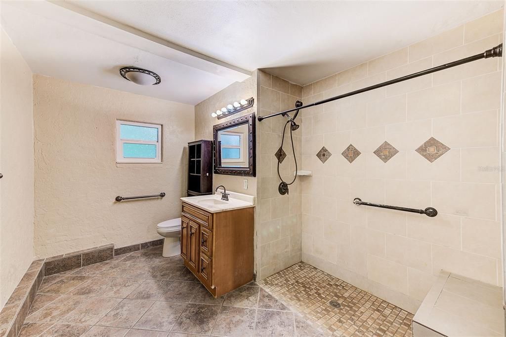 Под контрактом: $299,000 (3 спален, 1 ванн, 1568 Квадратных фут)