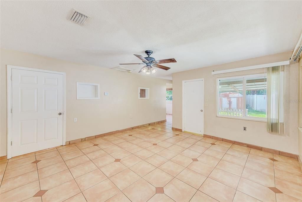 Под контрактом: $299,000 (3 спален, 1 ванн, 1568 Квадратных фут)