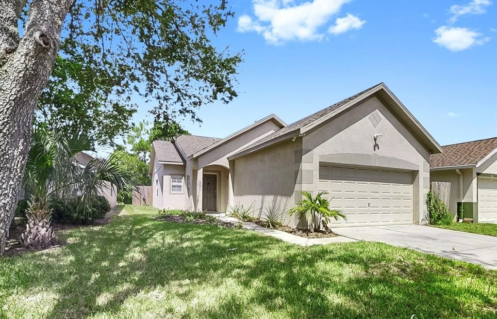 Active With Contract: $1,950 (3 beds, 2 baths, 1195 Square Feet)