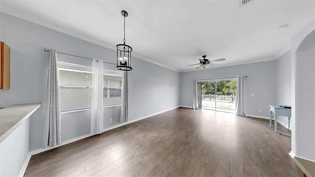 Active With Contract: $1,950 (3 beds, 2 baths, 1195 Square Feet)
