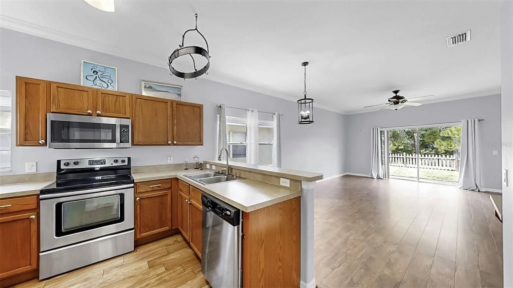 Active With Contract: $1,950 (3 beds, 2 baths, 1195 Square Feet)