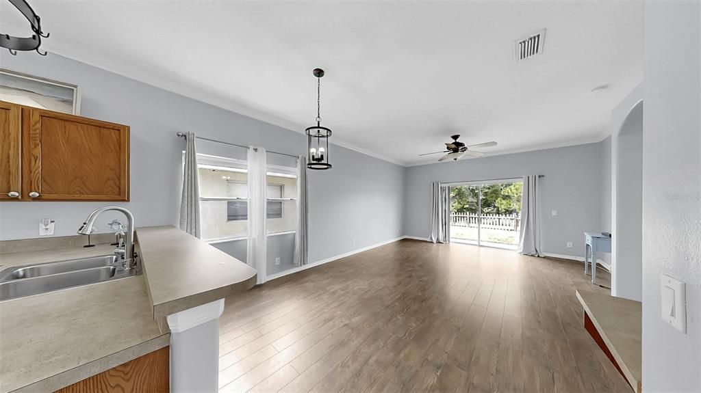 Active With Contract: $1,950 (3 beds, 2 baths, 1195 Square Feet)
