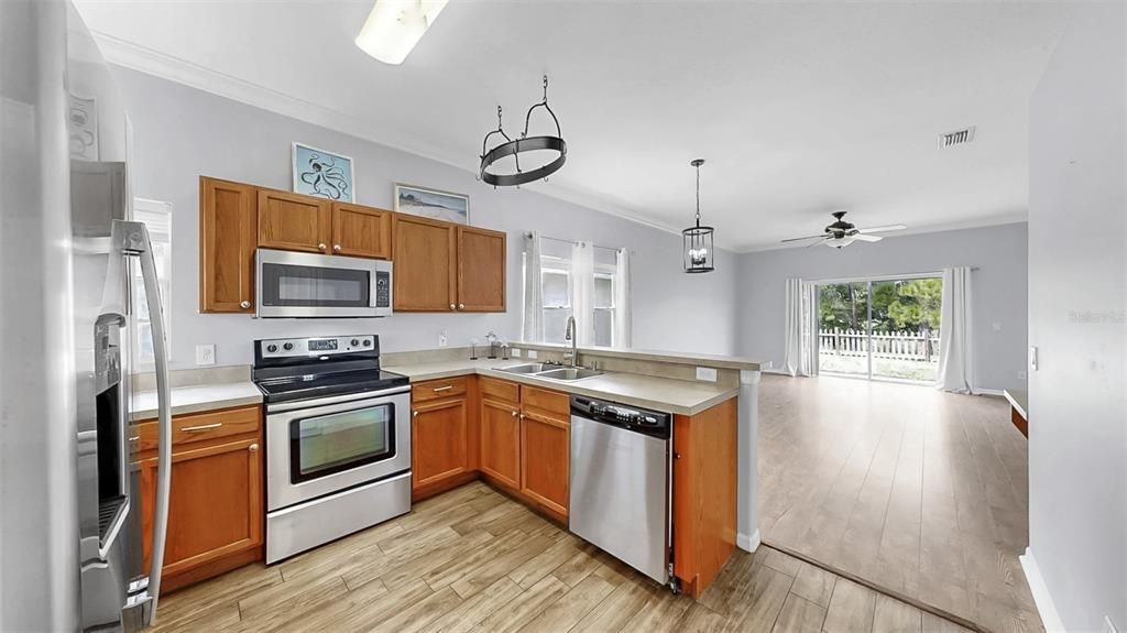 Active With Contract: $1,950 (3 beds, 2 baths, 1195 Square Feet)