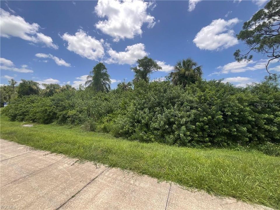 Active With Contract: $650,000 (2.15 acres)