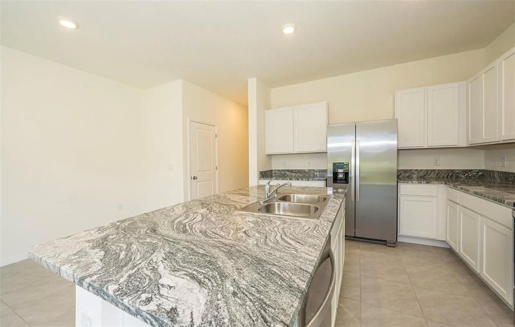 合同活跃: $2,200 (3 贝兹, 2 浴室, 1758 平方英尺)