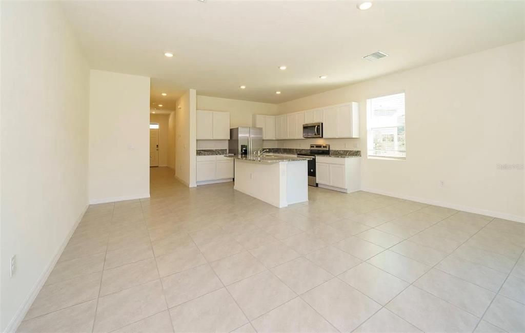 合同活跃: $2,200 (3 贝兹, 2 浴室, 1758 平方英尺)