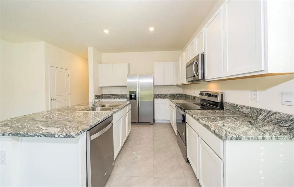 合同活跃: $2,200 (3 贝兹, 2 浴室, 1758 平方英尺)