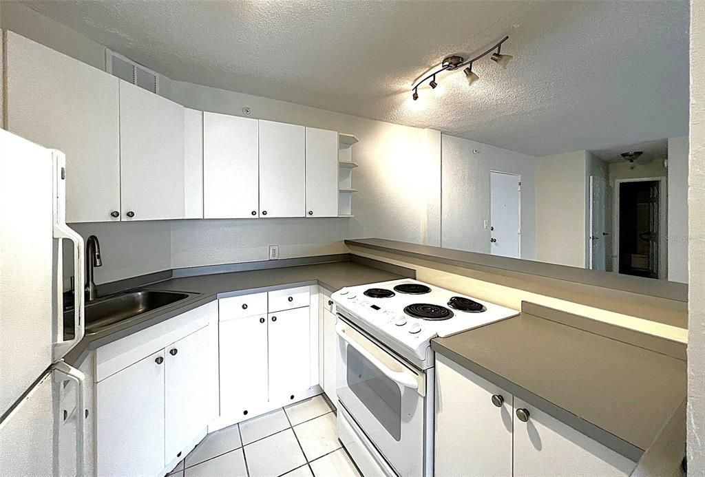 For Sale: $83,500 (1 beds, 1 baths, 708 Square Feet)