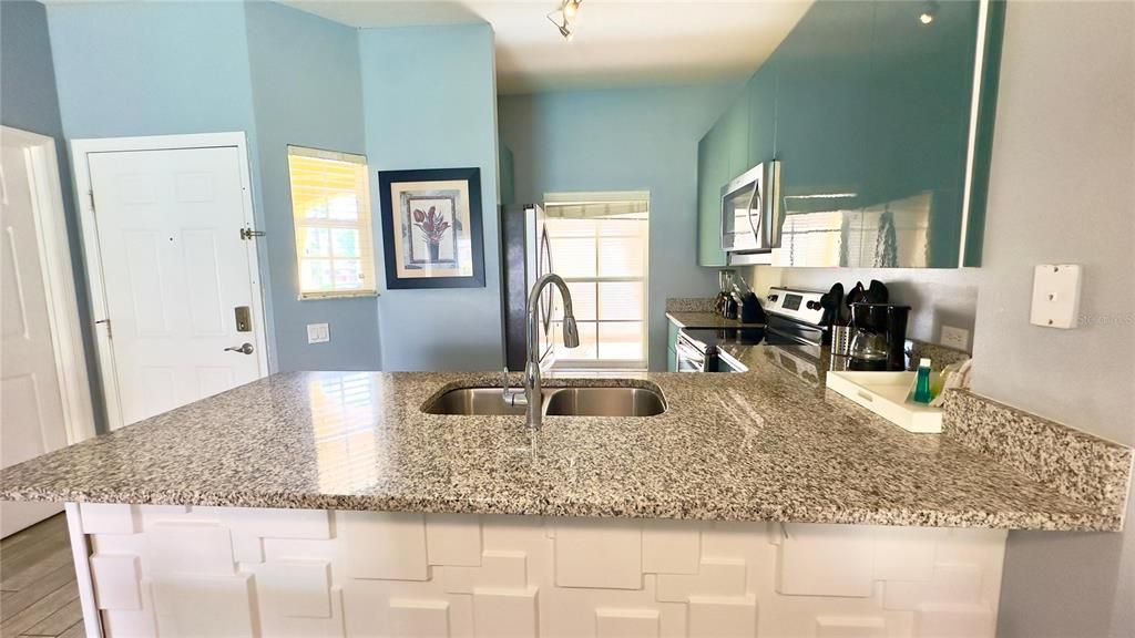 合同活跃: $309,000 (3 贝兹, 2 浴室, 1295 平方英尺)