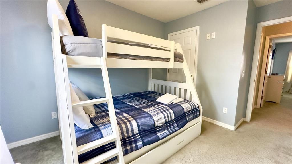 合同活跃: $309,000 (3 贝兹, 2 浴室, 1295 平方英尺)