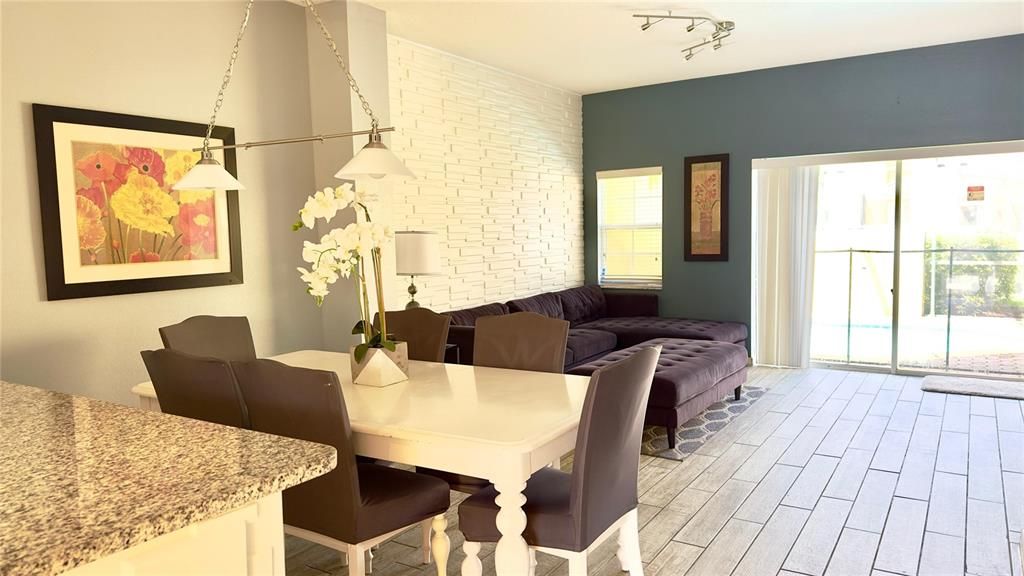 合同活跃: $309,000 (3 贝兹, 2 浴室, 1295 平方英尺)