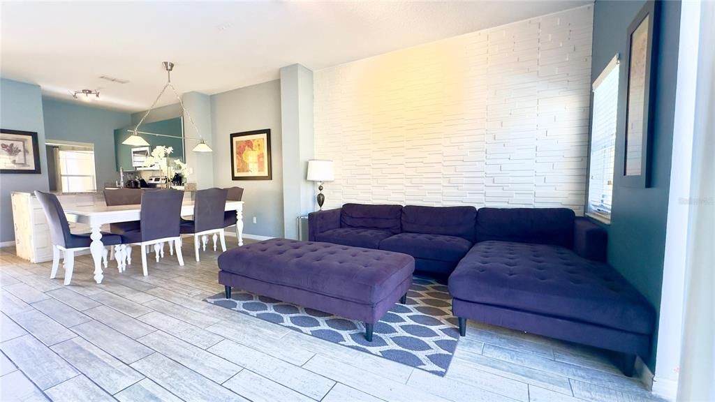 合同活跃: $309,000 (3 贝兹, 2 浴室, 1295 平方英尺)