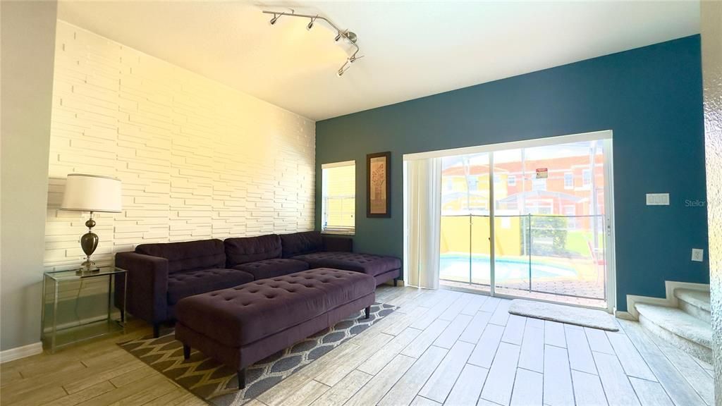 合同活跃: $309,000 (3 贝兹, 2 浴室, 1295 平方英尺)