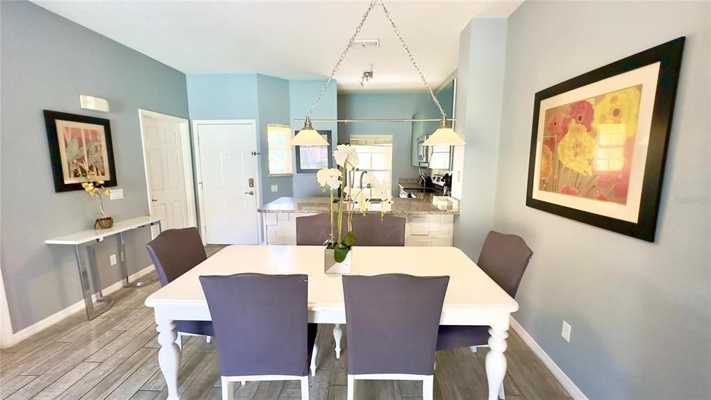 合同活跃: $309,000 (3 贝兹, 2 浴室, 1295 平方英尺)