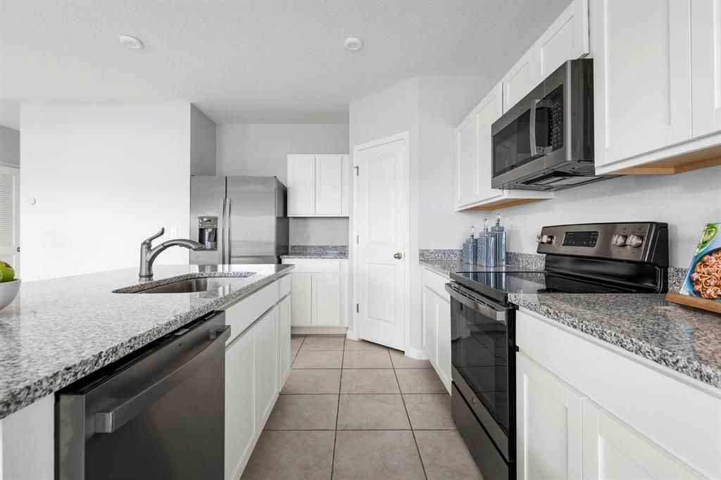 Под контрактом: $251,075 (3 спален, 2 ванн, 1452 Квадратных фут)